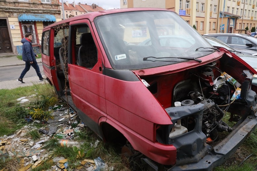 Legnica: Wraki aut zalegają na parkingach [ZDJĘCIA]