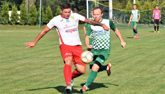 Paweł Piskorz (z lewej) najskuteczniejszy zawodnik MKS Trzebinia, zrobił sobie przerwę od futbolu, szukając pracy poza granicami Polski.