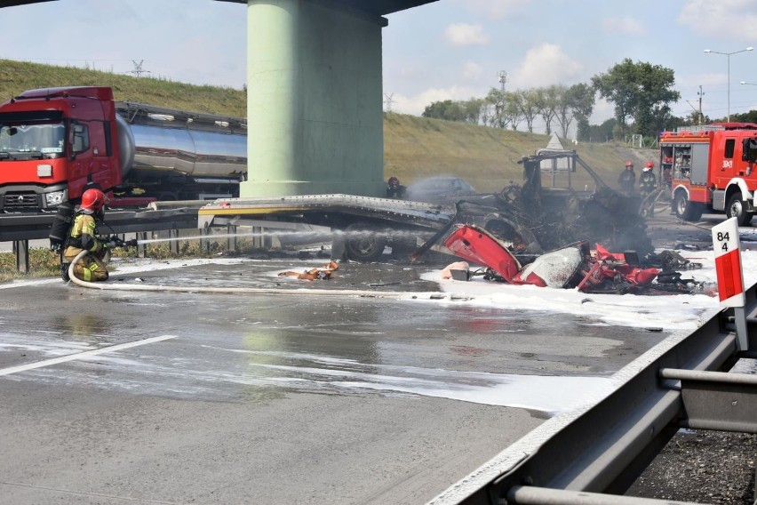 Koniec z utrudnianiem akcji ratunkowych na autostradach. "Korytarz życia" będzie obowiązkowy [ZDJĘCIA] 