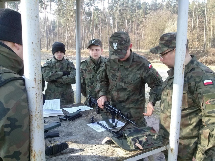 Młodzi uczyli się na wojskowej strzelnicy [zdjęcia]