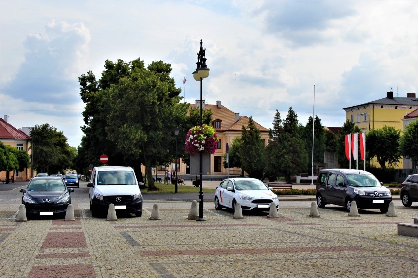 Minął rok od wprowadzenia strefy płatnego parkowania w Łęczycy. Ile zarobiło miasto na parkingach?