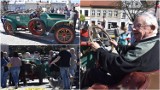 Ponad stuletni samochód Barona Goetza na Rynku w Brzesku zrobił furorę. Mieszkańcy podziwiali zabytkowe auto i robili sobie przy nim zdjęcia