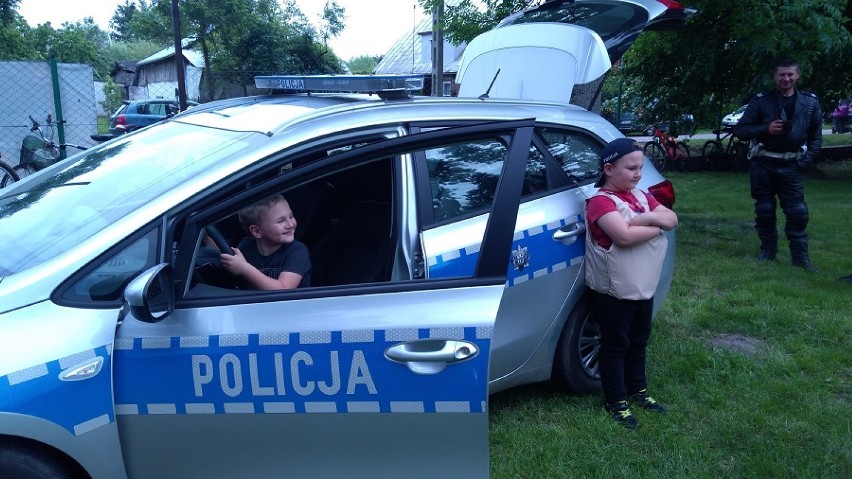 Policjanci na pikniku rodzinnym " Postaw na rodzinę". O bezpieczeństwie i pracy policjantów - pogadanki w Ostaszewie