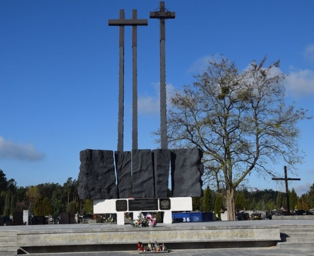 W poniedziałek 4 kwietnia zostaną złożone kwiaty i zapalenie znicze pod pomnikiem ku czci zamordowanych - Mauzoleum na Firleju w Radomiu.