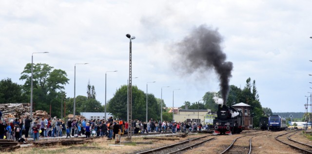 Najbardziej widowiskową odsłoną imprezy była parada, która rozpoczęła się o godz. 14.00. Przejazdy lokomotyw obserwował tłum mieszkańców Międzyrzecza i turystów, którzy przyjechali nimi m.in. z Poznania i Gniezna.