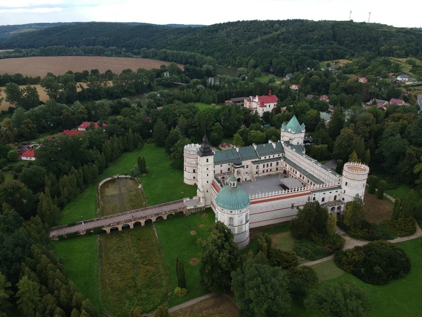 Położony na trakcie Przemyśl - Sanok, w pobliżu przeprawy...