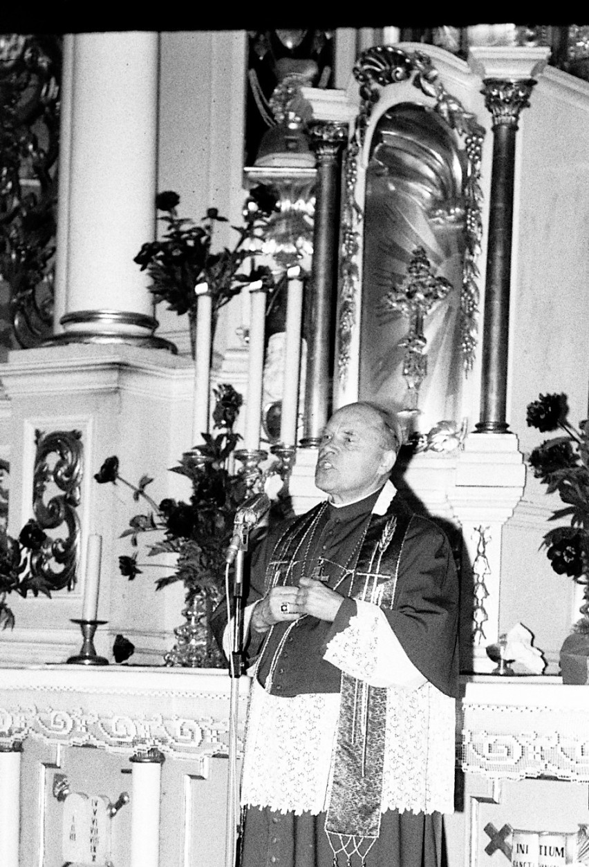 Biskup włocławski w sieradzkiej kolegiacie w latach 60 lub...