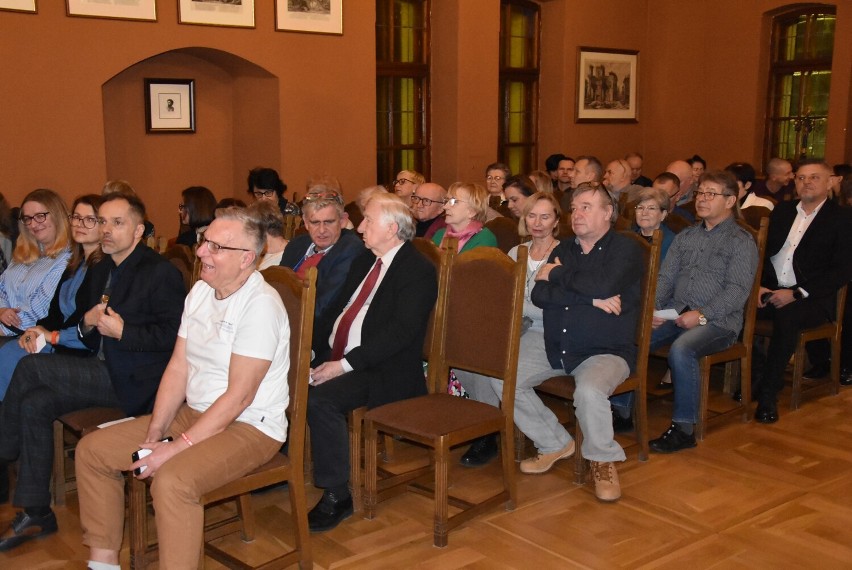 Kawa i herbata z chodzieskiej filiżanki. Wernisaż wystawy w Muzeum Zamek Górków