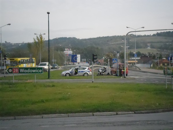 Wypadek na skrzyżowaniu ul. K.Jadwigi z Al. Piłsudskiego: potrącony policjant na motocyklu [ZDJ]