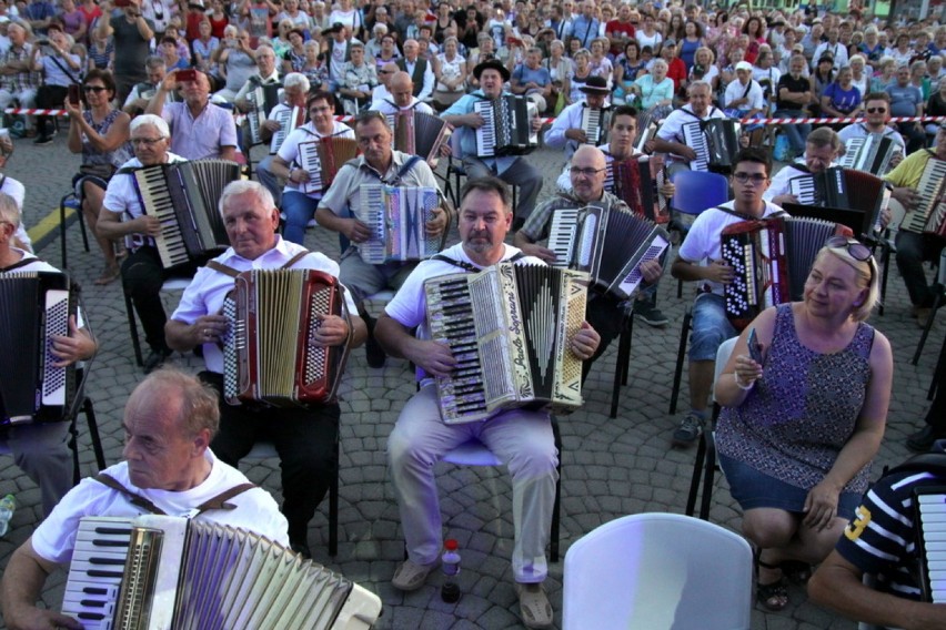Ponad 100 akordeonistów z całej Polski zagrało w Dąbrowie...