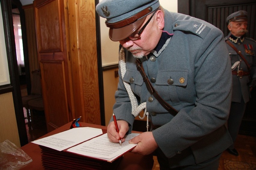 Stopnie oficerskie i sztandar dla sycowskich piłsudczyków