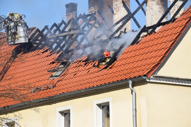 Z pożarem budynku wielorodzinnego w Kędzierzynie-Koźlu walczy 11 zastępów strażaków.