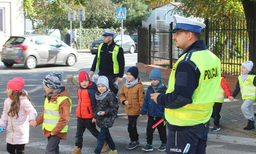 Dzieci z "Przedszkola w Parku" wraz z policjantami z Lipna...