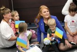 Księżna Yorku Sarah Ferguson w Będzinie i Czeladzi spotkała się z dziećmi z Ukrainy. Wspiera uchodźców, dziękuje Polakom za pomoc