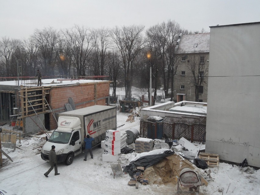 MOK Żory: Trwa budowa sceny plenerowej na tyłach Domu Kultury w Śródmieściu FOTO