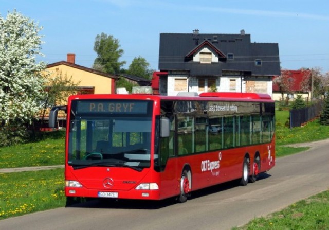 Mimo zapowiedzi prezesa OLT Express, że lotniskowa linia 888 nie ...