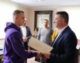 Mistrz Polski w Trójboju Siłowym mieszka w gminie Kolno. Jego sukcesy zauważył wójt, który spotkał się z młodym sportowcem i jego rodzicami 