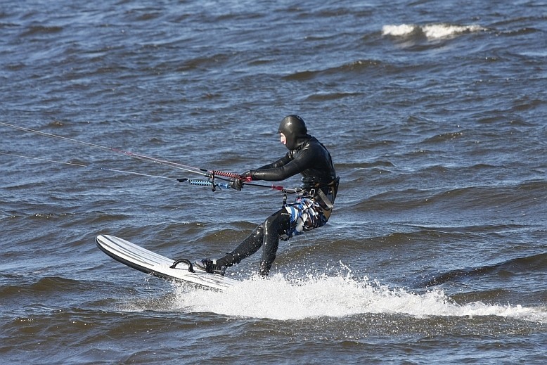 Chłód to akurat żadna przeszkoda dla kitesurferów, którzy...