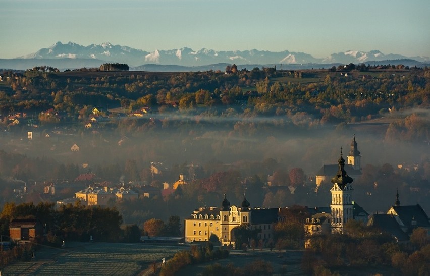 Tuchów z tatrzańskimi szczytami w tle