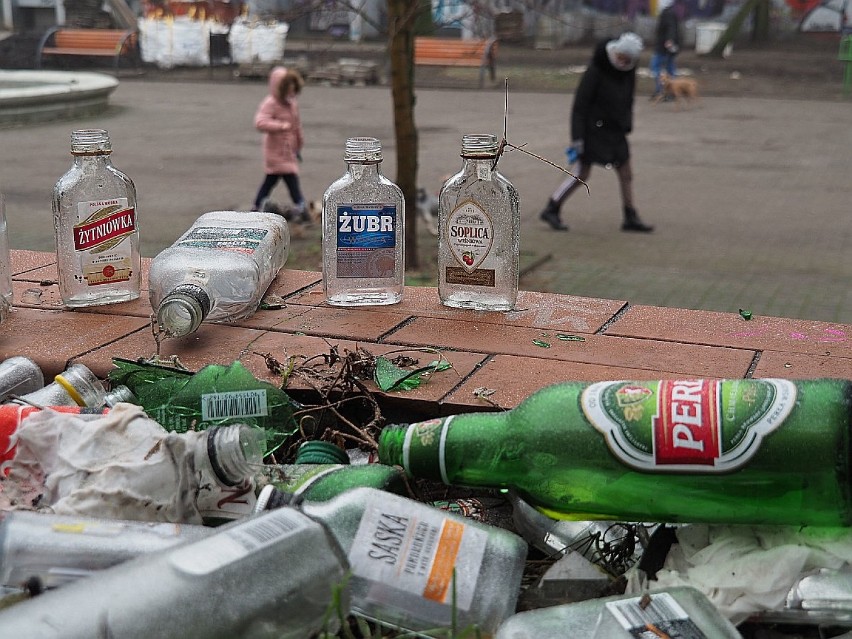 Tak wyglądała ulica Piotrkowska w Łodzi w Nowy Rok. 1 stycznia na Piotrkowskiej: chłodna, smutna i... pełna śmieci mimo godziny polic 