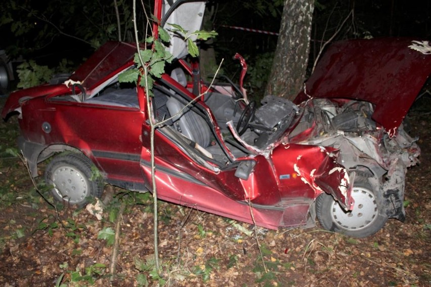 Wypadek w Granowcu. Fiat uderzył w drzewo