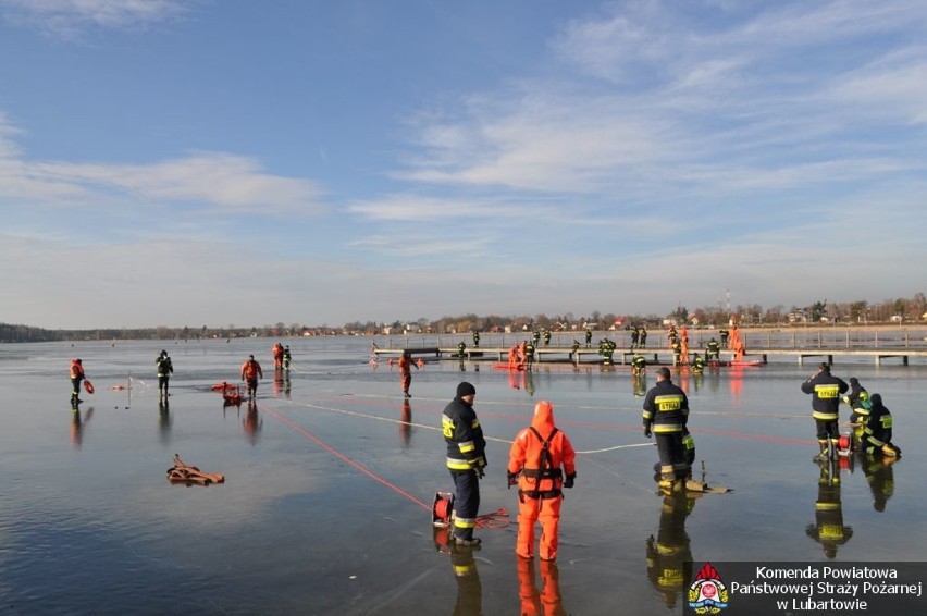 Ćwiczenia strażaków na jeziorze Firlej