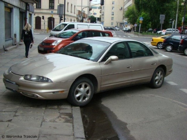 Aurora pochodzi z lat 90. Pierwsze modele zjechały z taśmy produkcyjnej w Michigan w 1994 roku. Luksusowy sedan doczekał się liftingu w 2001 roku, a niespełna trzy lata p&oacute;źniej zakończono produkcję. Fot. Weronika Trzeciak