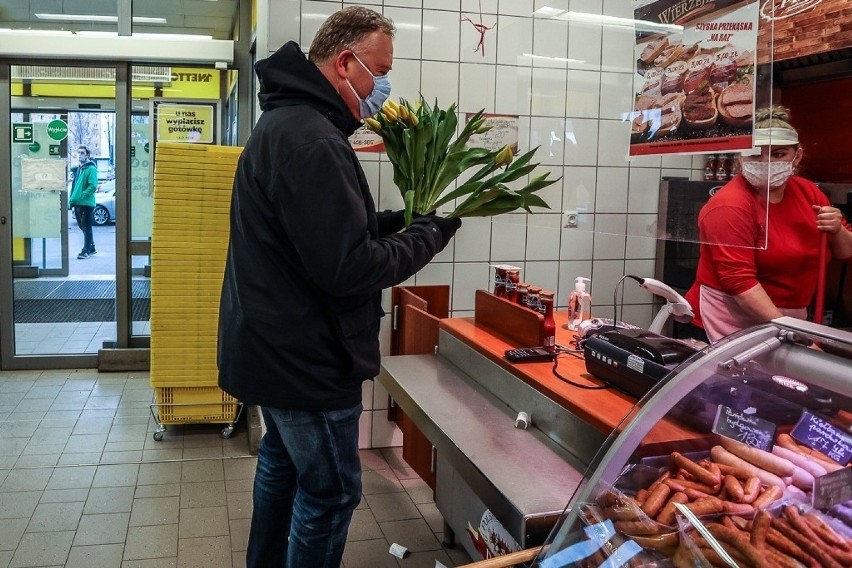 Radni dzielnicy Piecki-Migowo w Gdańsku uczcili Dzień Kobiet, obdarowując napotkane panie kwiatami. Zdjęcia
