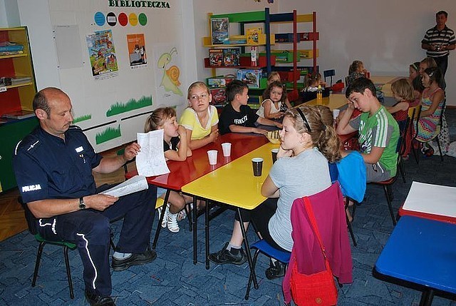 Policjanci spotkali się z dziećmi w czytelni Miejskiej Biblioteki Publicznej w Ustrzykach Dolnych. Tematem spotkania było omówienie przestępczości w sieci. Policjanci ostrzegali dzieci przed zagrożeniami, na jakie mogą natknąć się i radzili gdzie szukać pomocy.