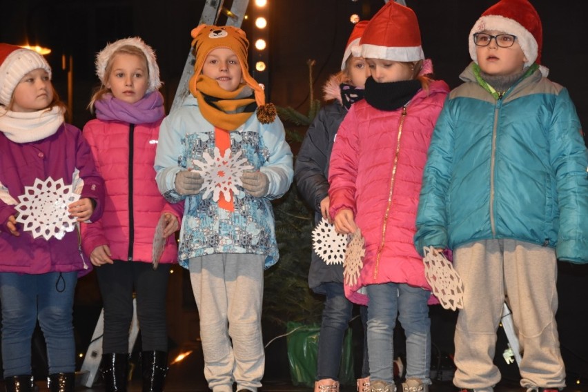 Dzieci z Przedszkola nr 2 w Wągrowcu przedstawieniem otworzyły Jarmark Bożonarodzeniowy. Zobaczcie zdjęcia z ich występu