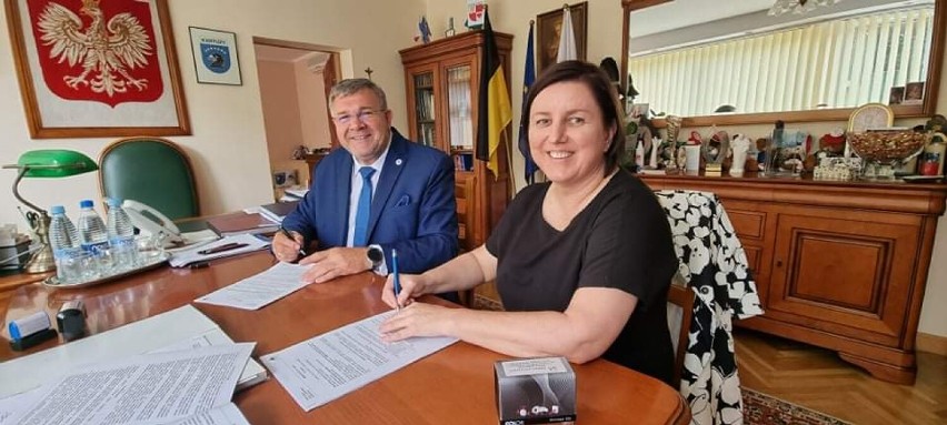 Umowa na dokumentację projektową rozbudowy szkół w Koloni i Mirachowie podpisana