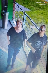 Kobieta i mężczyzna ukradli dwa rowery z parkingu Galerii "Zdrój" w Jastrzębiu. Teraz poszukuje ich policja. Rozpoznajecie złodziei? 