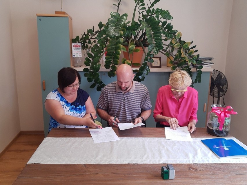 Podczas podpisania umowy gminę Trzebiechów reprezentowały:...