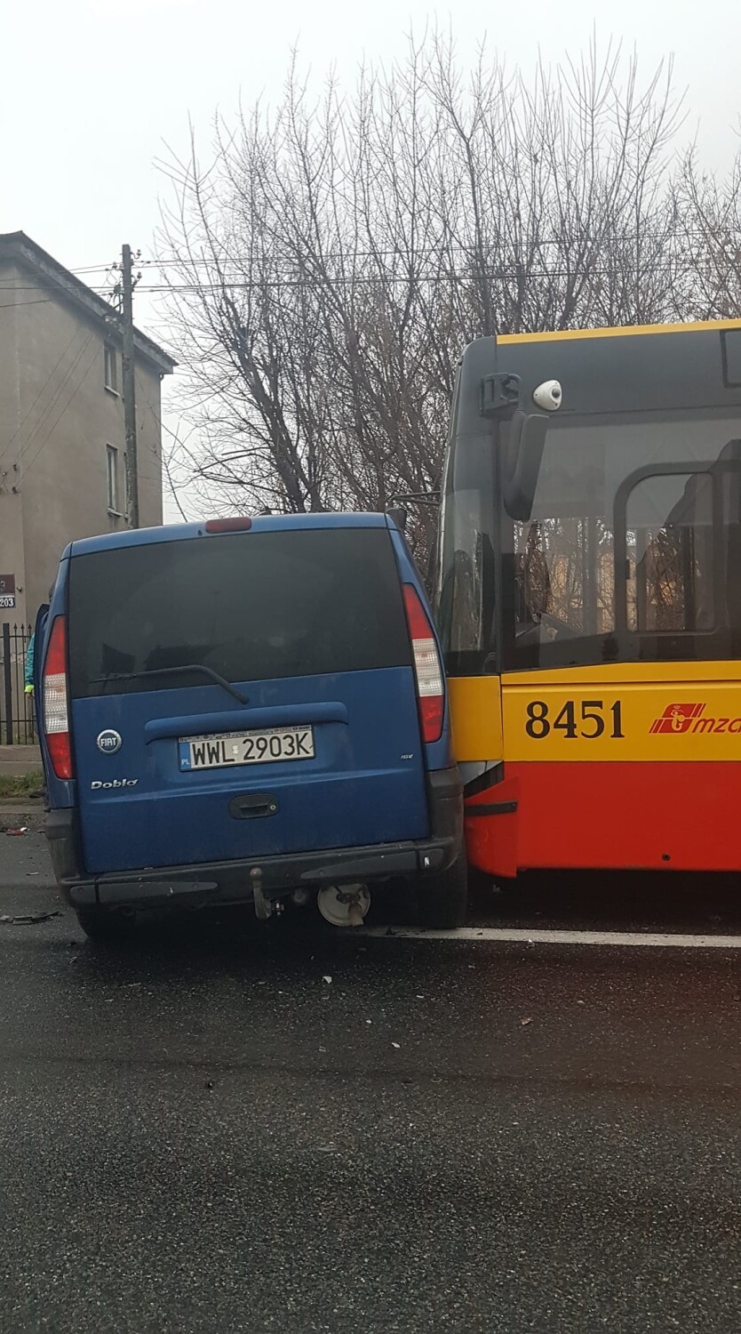 Wypadek na ul. Radzymińskiej w Warszawie. Zderzyły się trzy samochody osobowe i autobus. Możliwe utrudnienia w ruchu 
