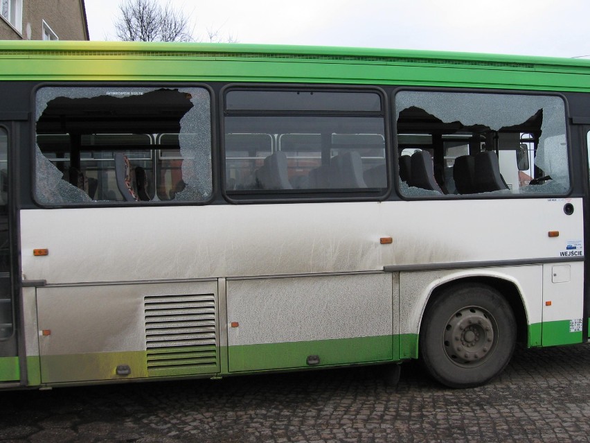 Zgorzelec: nieznani sprawcy ostrzelali autobus