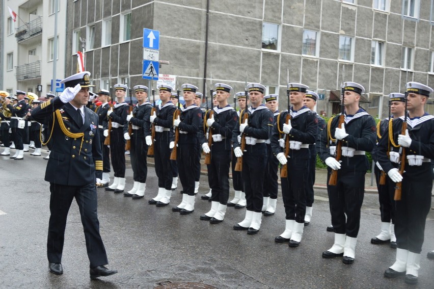 Święto 3 Maja w Gdyni. Defilada do pomnika Konstytucji 3 maja i salut ORP Błyskawica [zdjęcia]