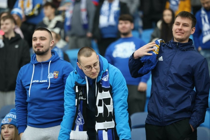 Fani Niebieskich głośno dopingowali piłkarzy Ruchu podczas...
