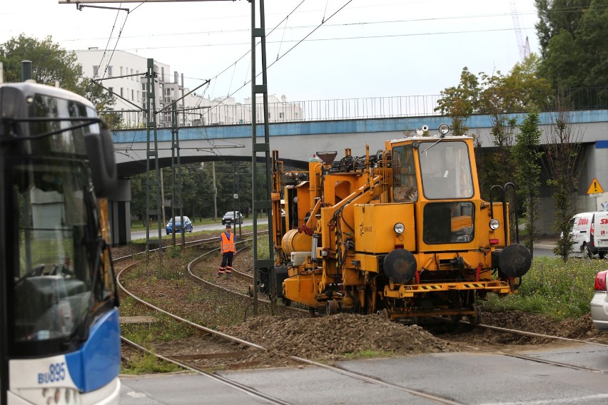 Poważne utrudnienia na alei Pokoju. Robotnicy remontują torowisko, tramwaje nie kursują