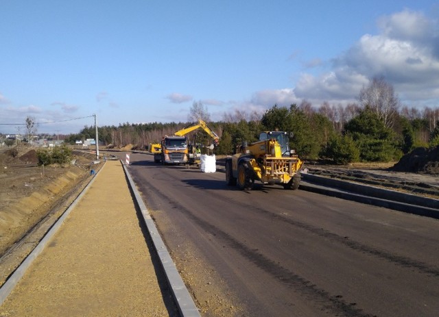 W sumie wyremontowany zostanie 13-kiloemtrowy odcinek DW 913. Tak wygląda aktualny stan prac 

Zobacz kolejne zdjęcia/plansze. Przesuwaj zdjęcia w prawo - naciśnij strzałkę lub przycisk NASTĘPNE