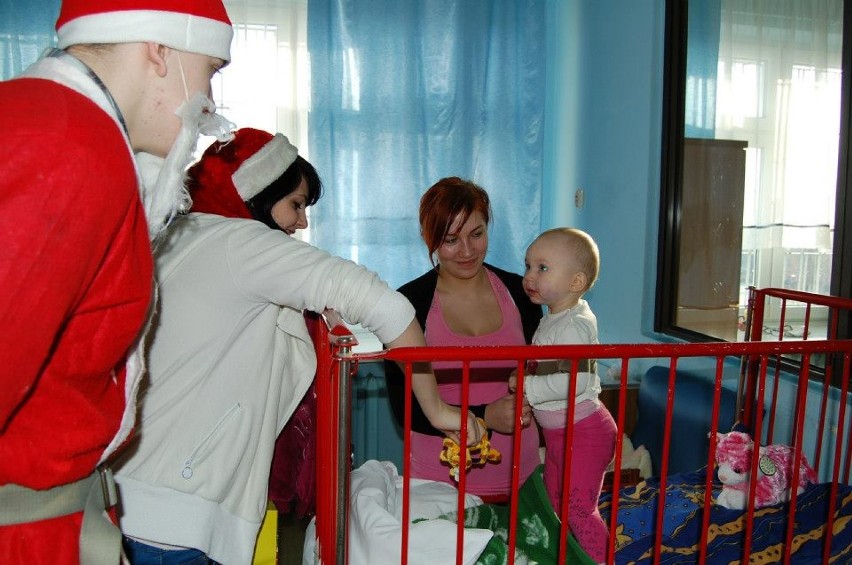 Małych pacjentów inowrocławskiego szpitala odwiedzili Mikołaje z MRMI