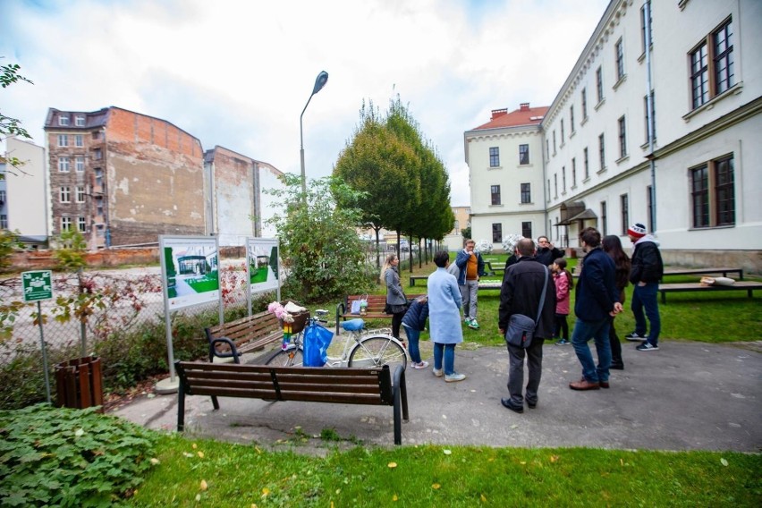 Kraków. Świętowanie uwolnienia miejsca pod park przy ul. Karmelickiej