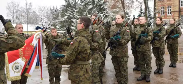 Żołnierze dobrowolnej zasadniczej służby wojskowej złożyli uroczysta przysięgę