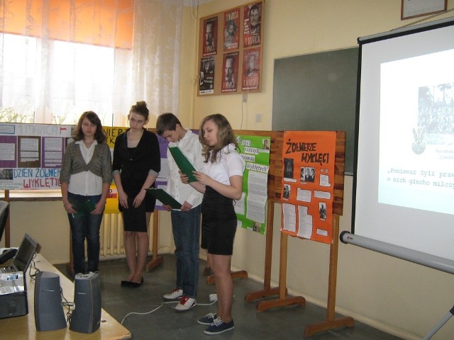 Uczniowie z Gimnazjum nr 1 w Chełmie rozmawiali o żołnierzach wyklętych. Niezwykła lekcja historii została zorganizowana przez uczniów pierwszej klasy.