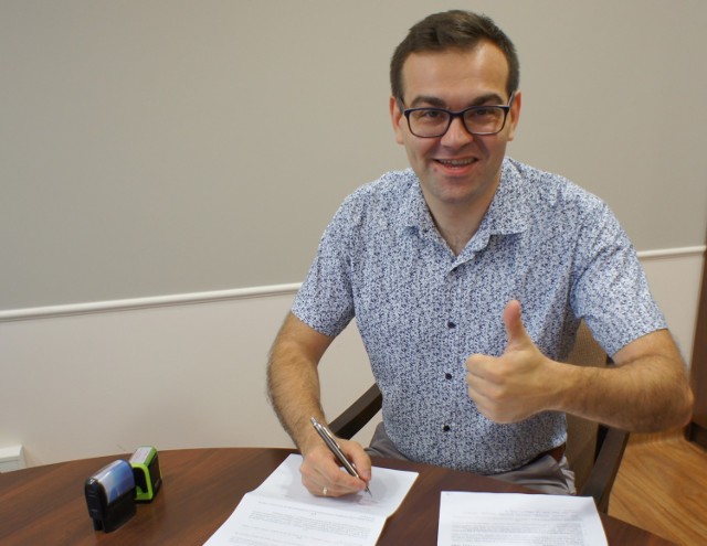 Tomasz Jędraszak podpisał umowę w sprawie sfinansowania zakupów książek do biblioteki.