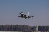 Polskie myśliwce F-16 przechwyciły rosyjski samolot nad Krakowem i zmusiły go do lądowania w Radomiu