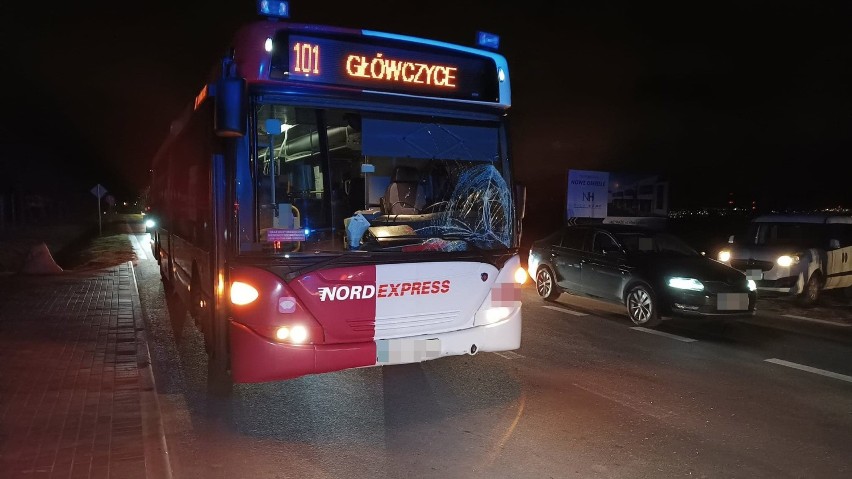 Wypadek w Słupsku. Na ul. Kaszubskiej autobus potrącił pieszego