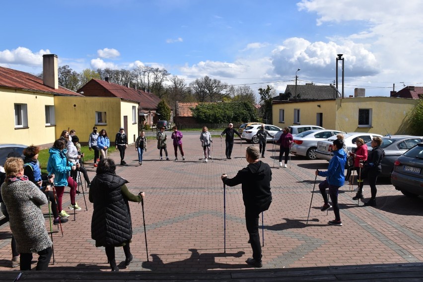 Gmina Czermin. Marsz nordic walking w Żegocinie. Trasa wiodła polnymi i leśnymi ścieżkami