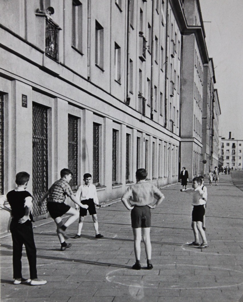 Zabawa w "Zośkę" na nowohuckiej ulicy, 1962 r.