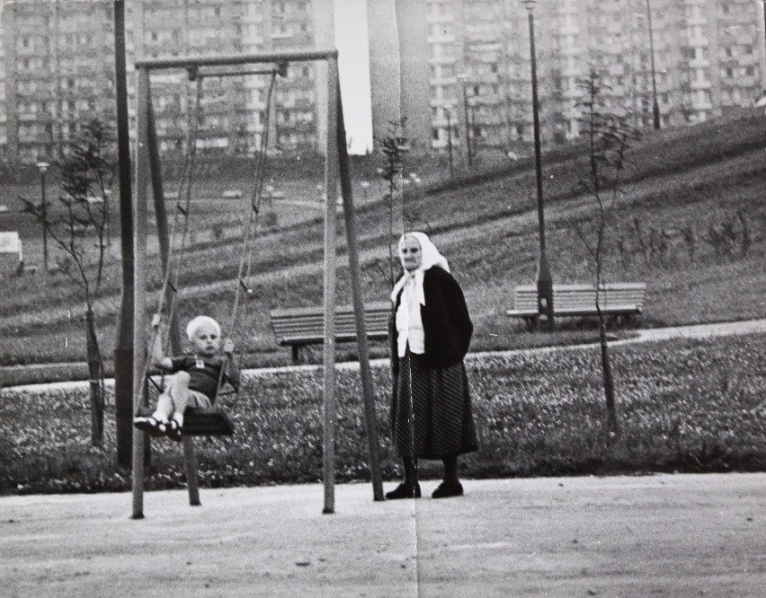 Mistrzejowice. Babcia opiekuje się wnuczkiem, 1978 r.