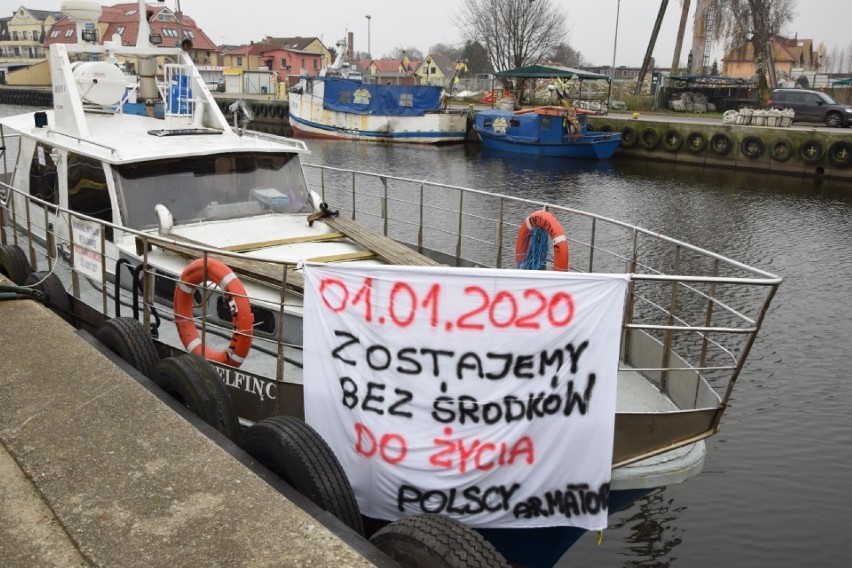 Protest właścicieli kutrów wędkarskich. Zablokowali porty, w tym port w Łebie [WIDEO,ZDJĘCIA]
